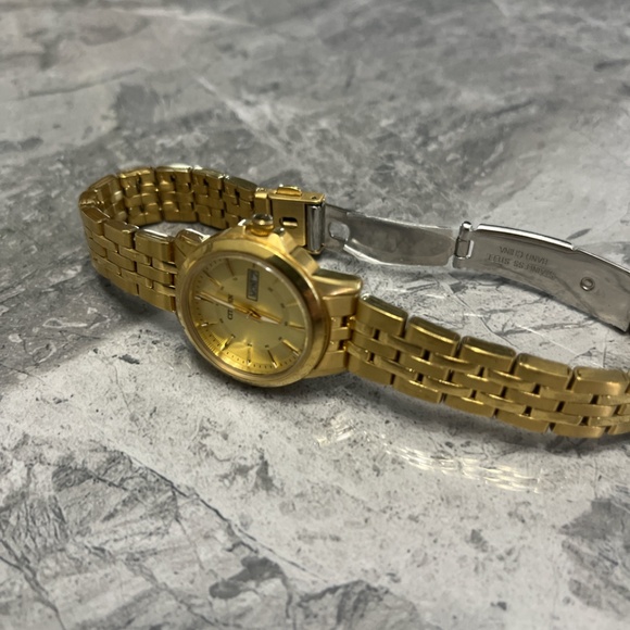 Citizen women’s day date quartz analog watch 28mm case size gold tone running - Picture 2 of 5